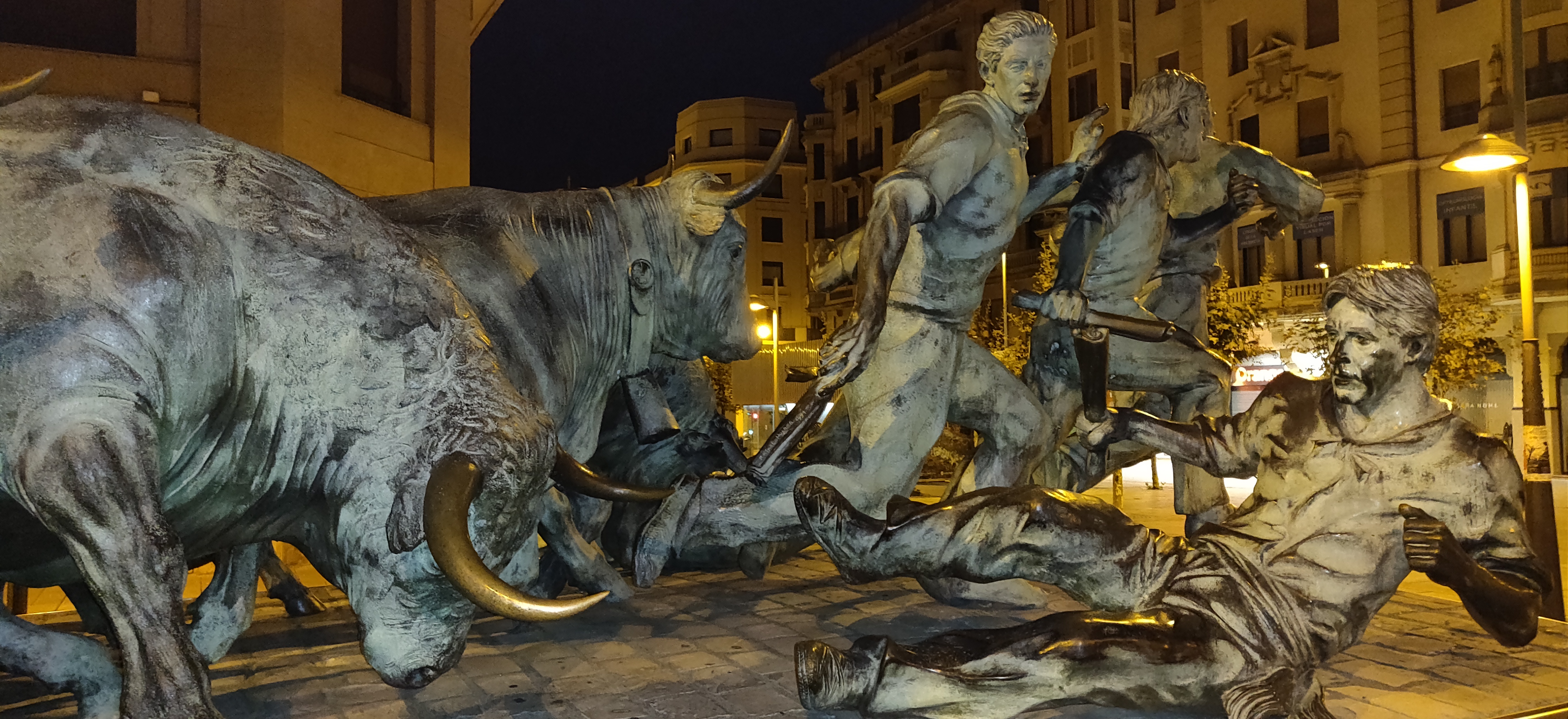 standbeeld stierenloop Pamplona